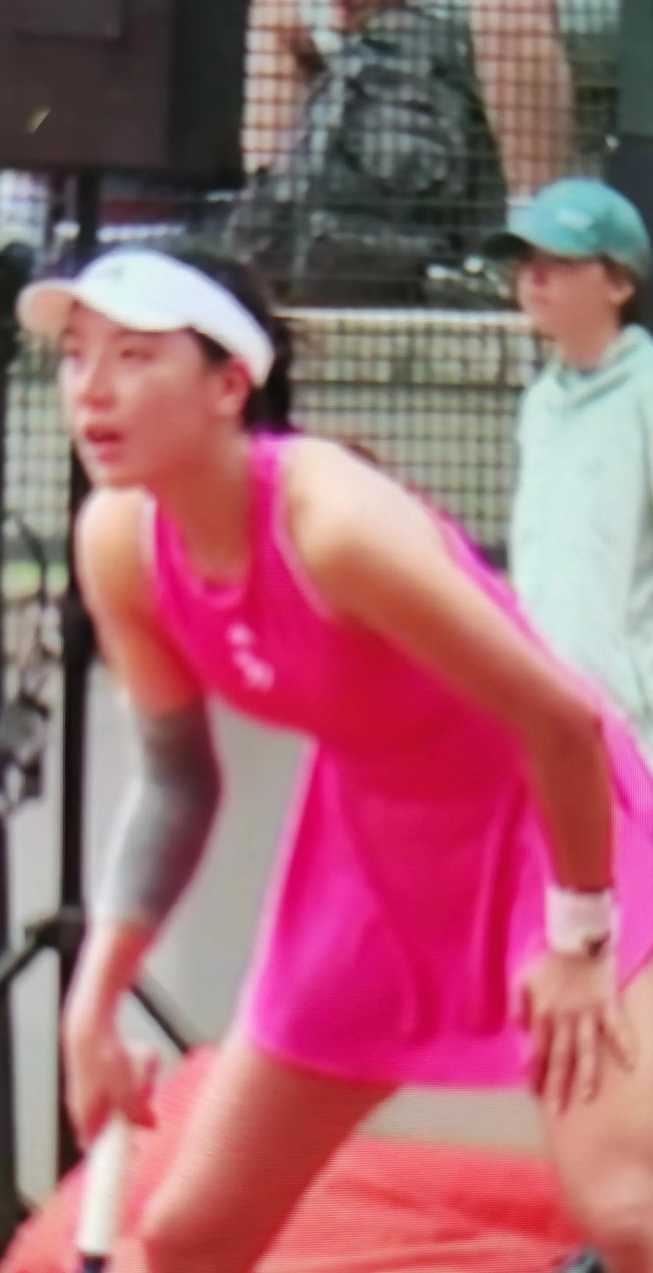爆冷完败！在今天晚上刚刚结束的WTA1000马德里网球公开赛女单第一轮比赛中，2