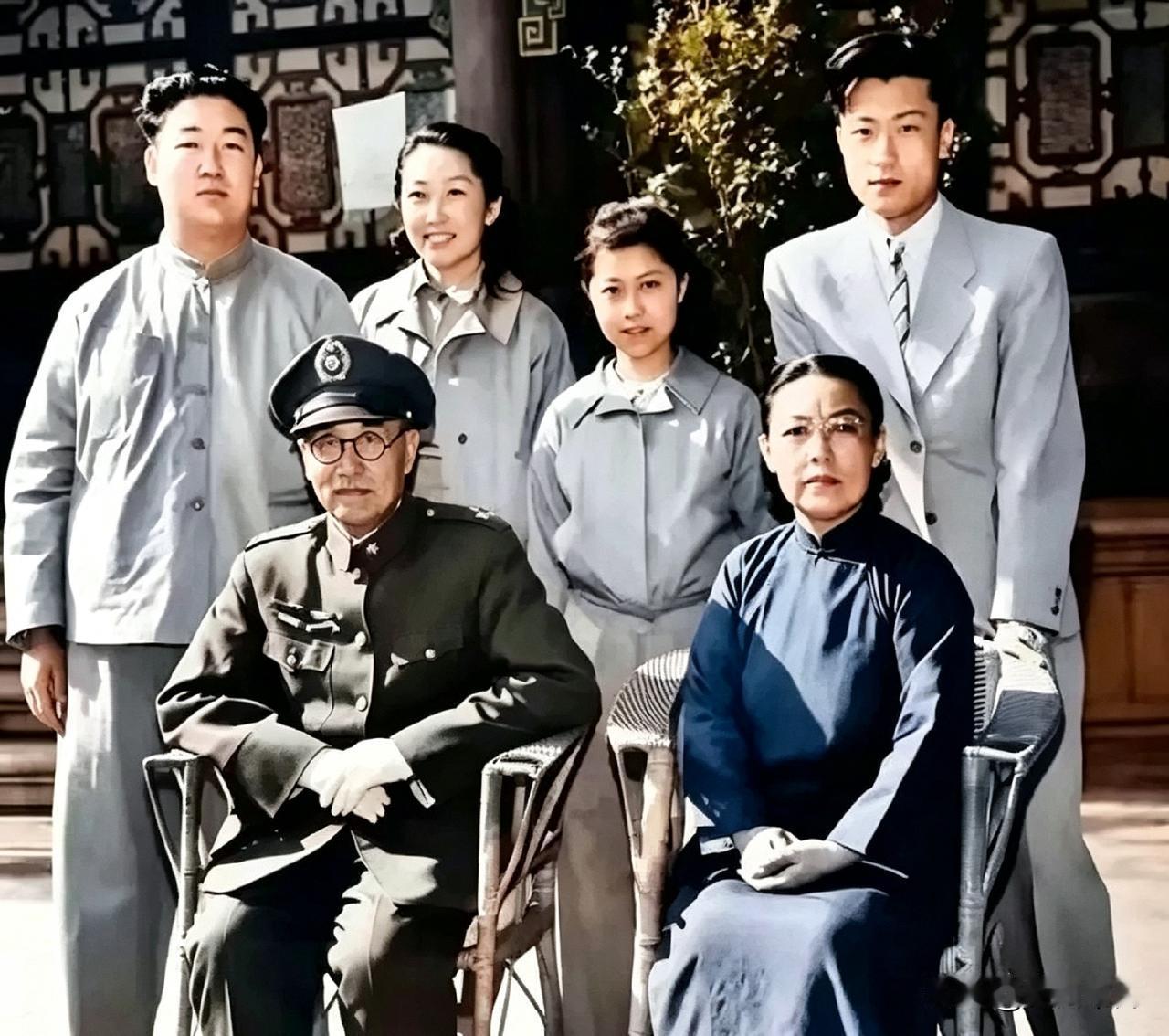 这张阎锡山全家福，看着挺体面。他穿军装坐前头，夫人穿旗袍，后面站着几个孩子。那时