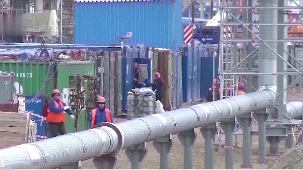 俄罗斯卖原油和天然气给中国，中国支付人民币给俄罗斯。然后，俄罗斯再用人民币在中国