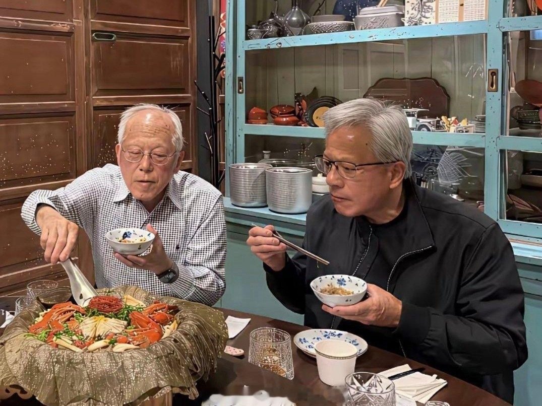 黄仁勋和年迈的父母一起聚餐吃饭，96岁的黄兴泰状态不错​