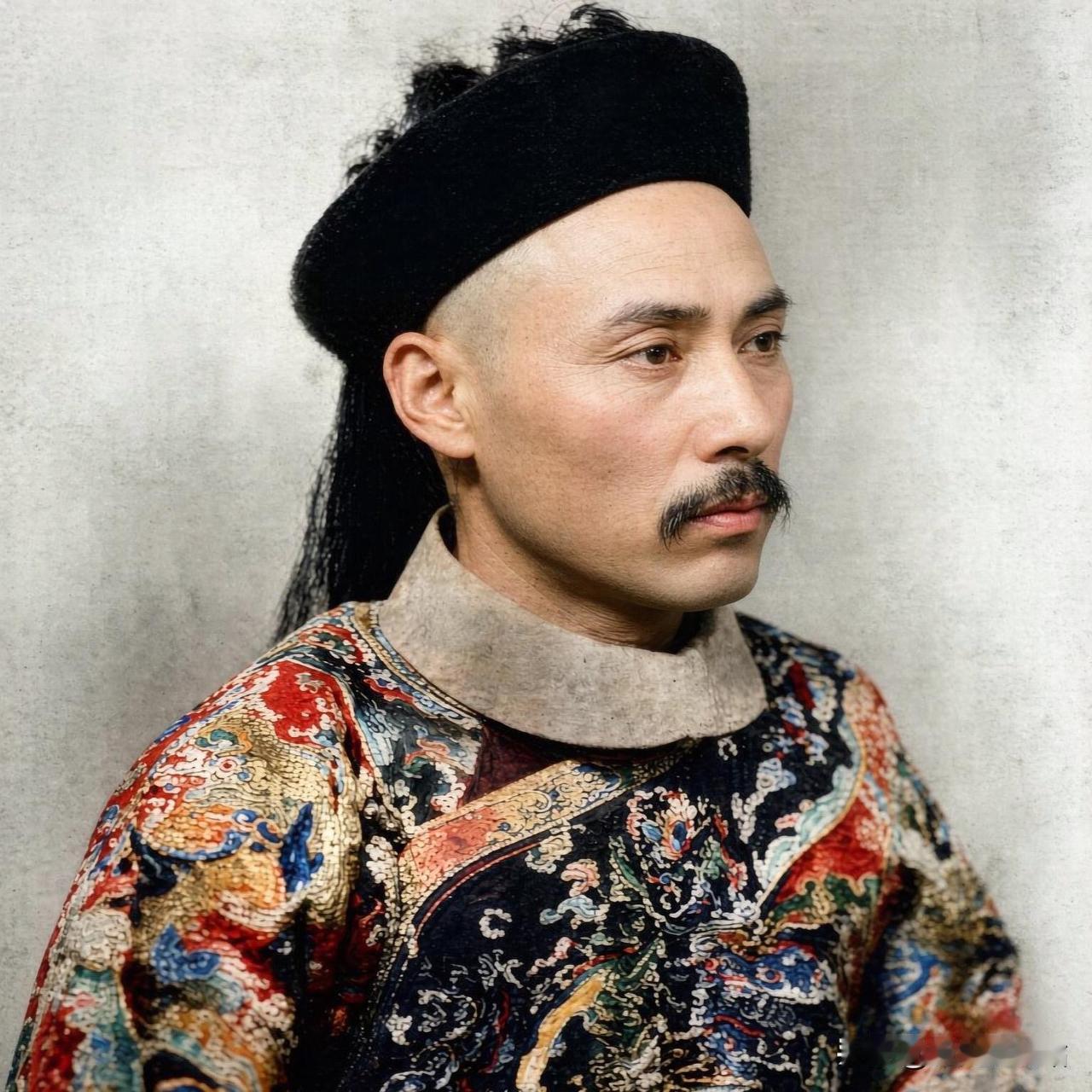 晚清，段祺瑞身着华贵蟒袍的半身肖像。1890年留德归国后，随袁世凯小站练兵，深