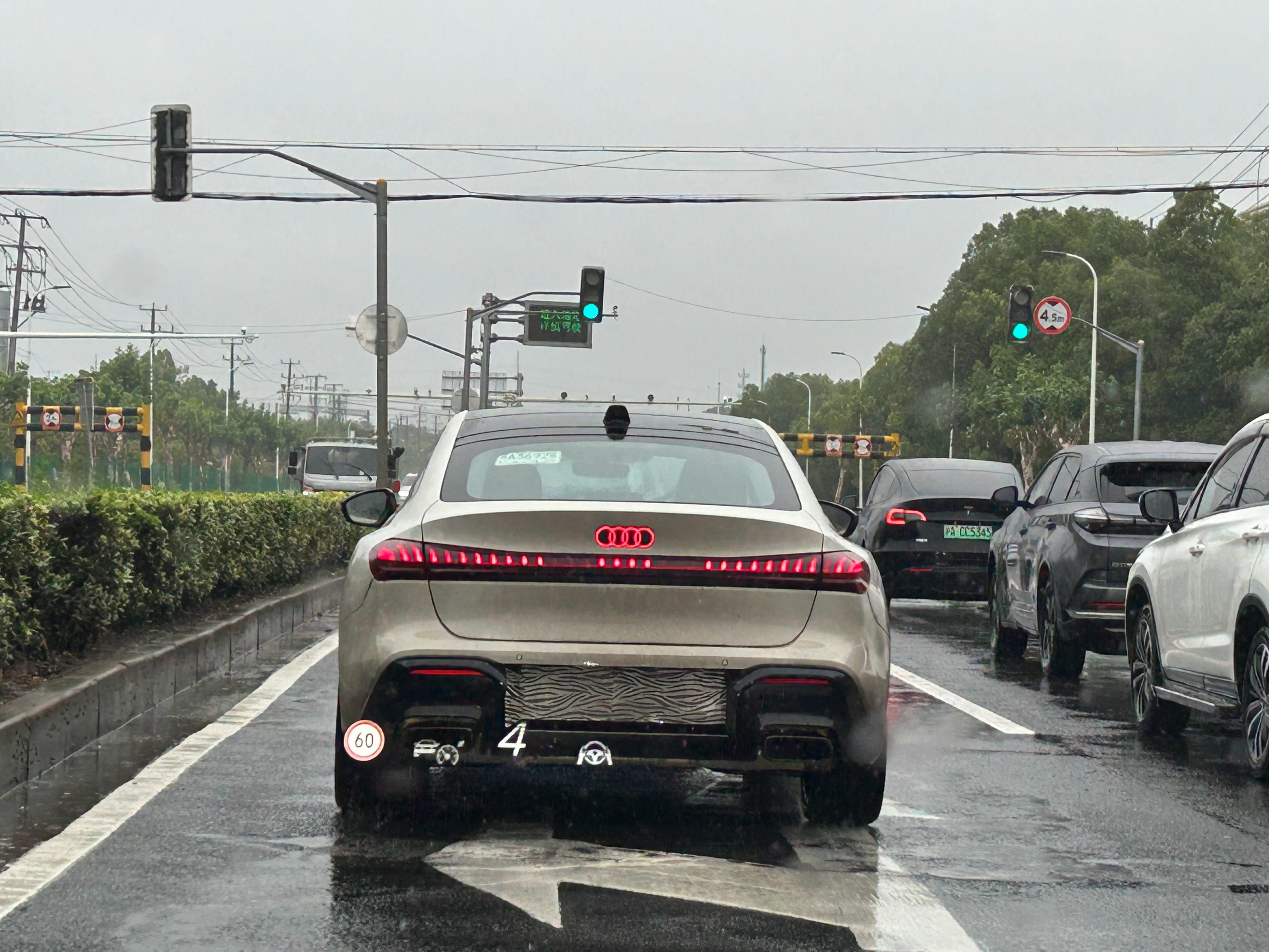 上汽版奥迪A5L，尾灯实车挺有辨识度，就是左等右等不见上市。[吃瓜]​​​