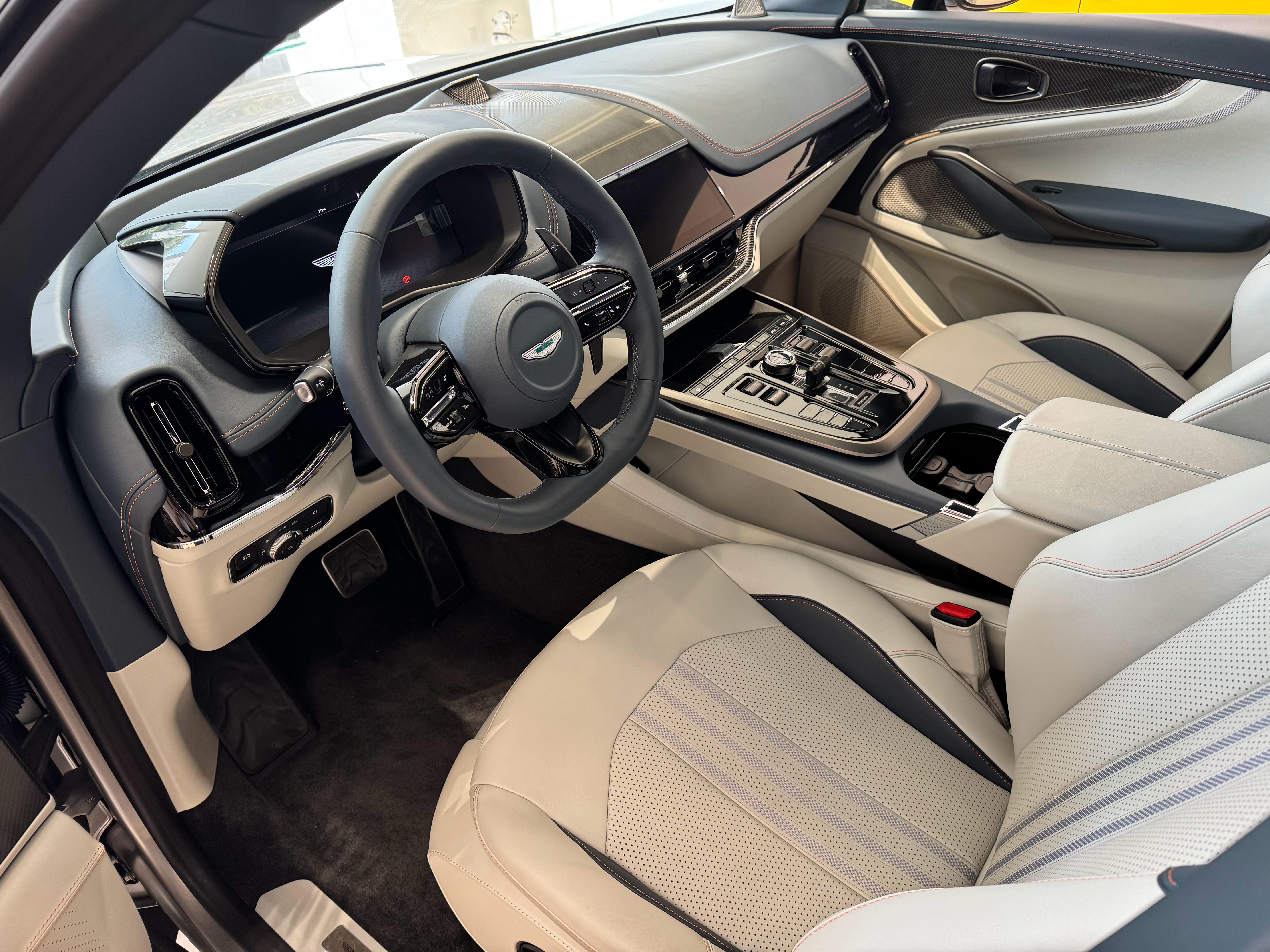 现在新车阿斯顿马丁DBX707、现在新车落地不要300！不要300！即时这样