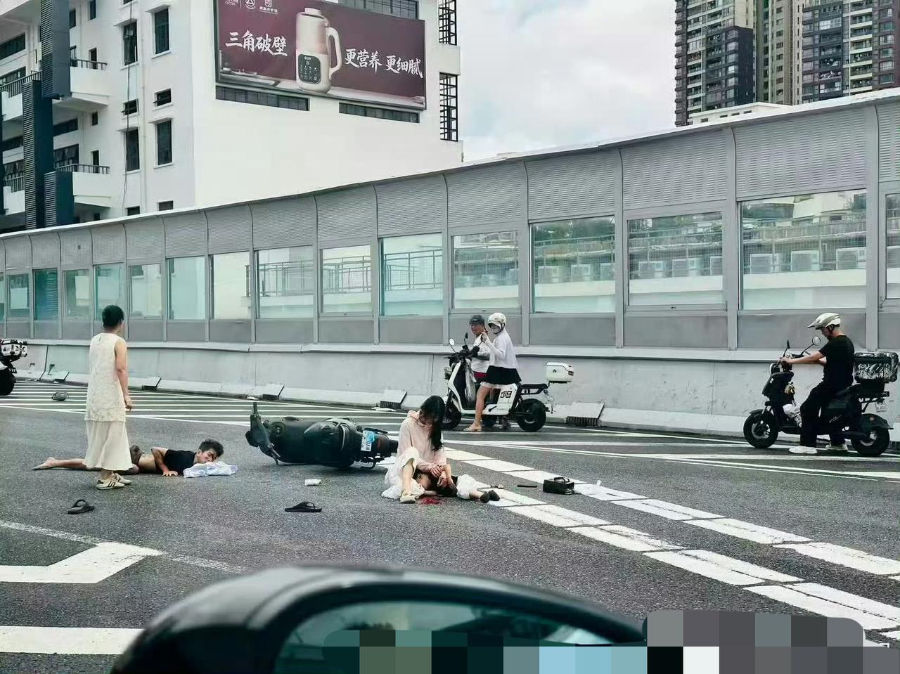 广州一家三口骑小电驴上高架，车辆突然失控侧翻，被路过的宝马车碰撞，三人受伤严重。