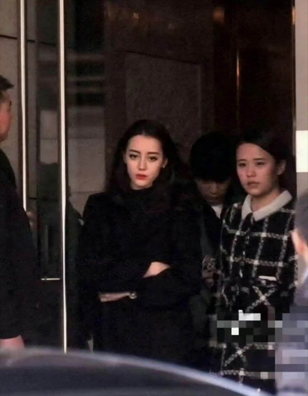 光看迪丽热巴走路就知道是美女了迪丽热巴走路的样子，真是风情万种