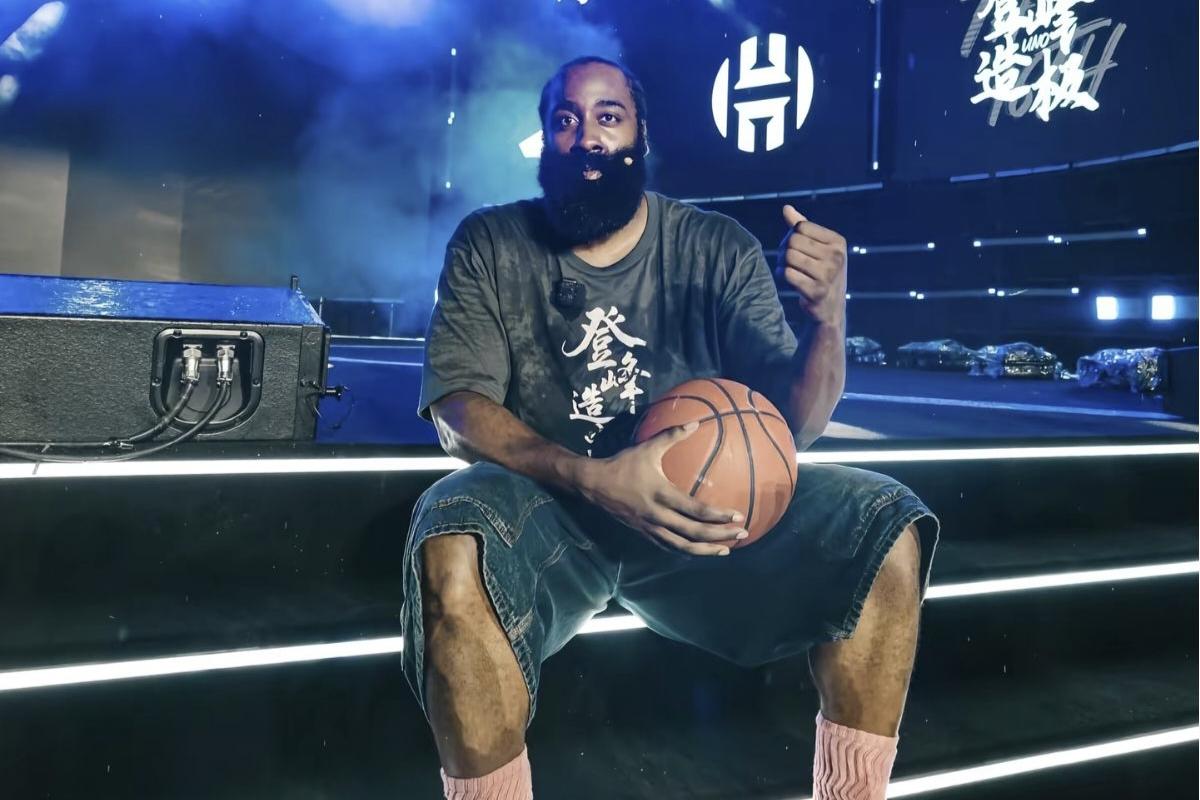 你看看巅峰哈登一场的单打回合数，单打产量比科比高一倍效率还更高，还要组织梳理进攻