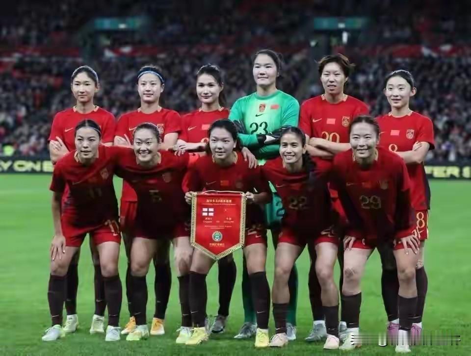 0-8惨败+门将送大礼+主帅藐视笑！中国女足这口气咽不下在现场7万多名球迷的