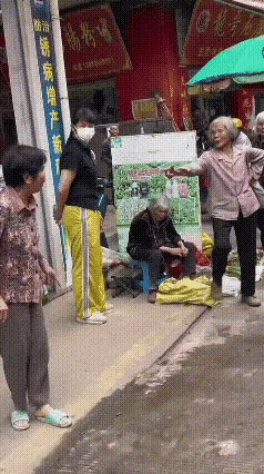 “吓死了！”大妈一共开了5枪，枪枪惊魂：大妈（抢步）：吃老娘一枪！对方（躲