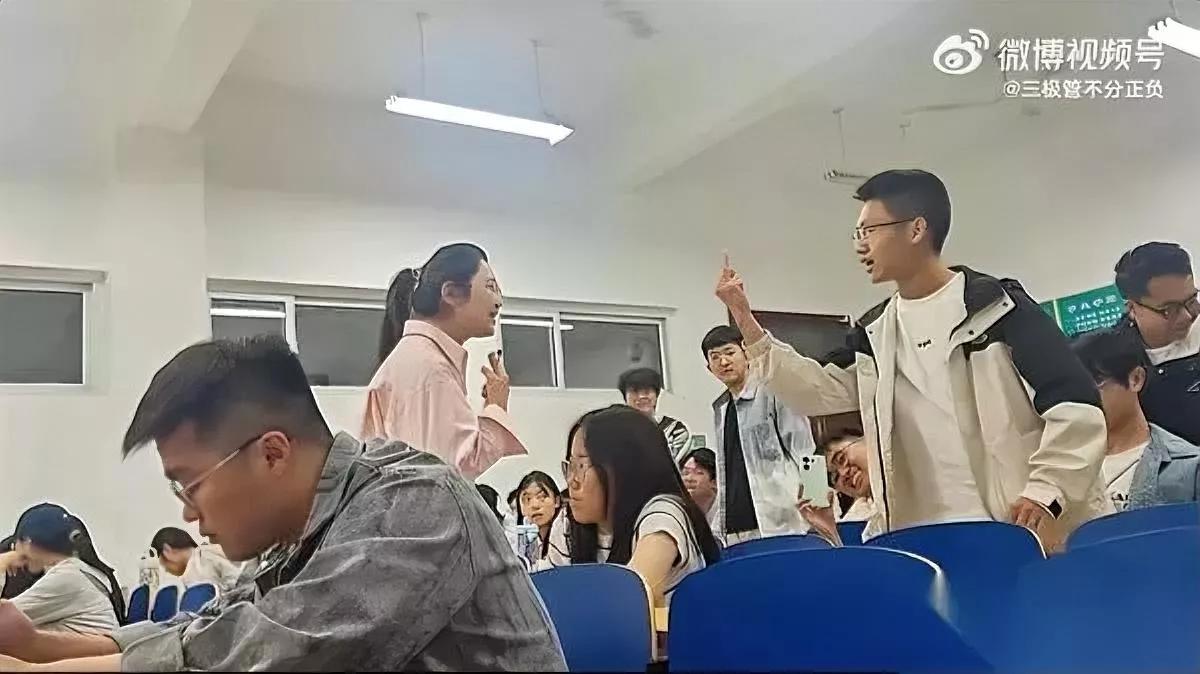 老师推了下眼镜男生当场炸毛居然说老师对着他竖中指？说的就是河北这所中