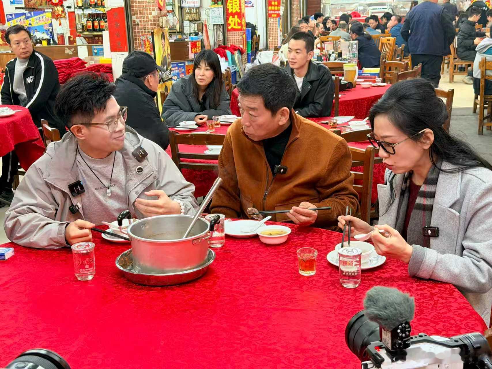 居然在广州夜市被偶遇了魏总，是懂享受生活的，好好吃饭是重中之重