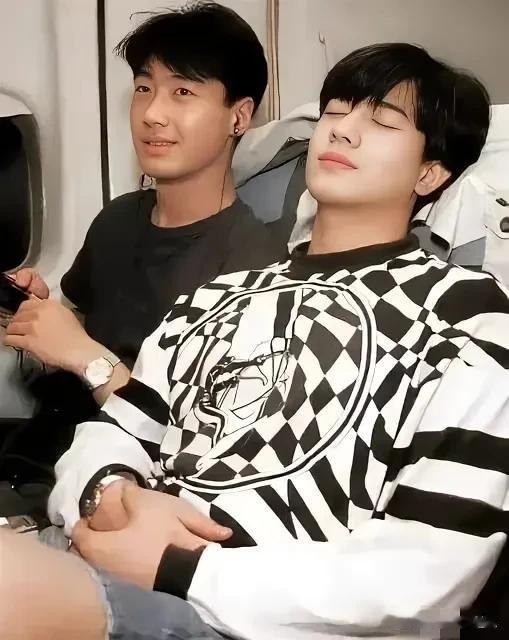 按道理说黎明比郭富城更帅更白，怎么这张照片拍出来的效果却完全相反呢？这是早年间