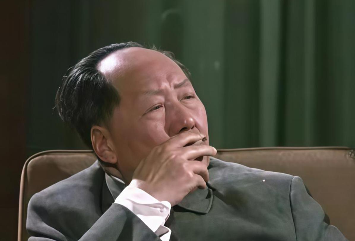 毛主席和邓小平都喜欢抽烟，十大元帅中，有几位抽烟？许多人一想到战争年代，便把