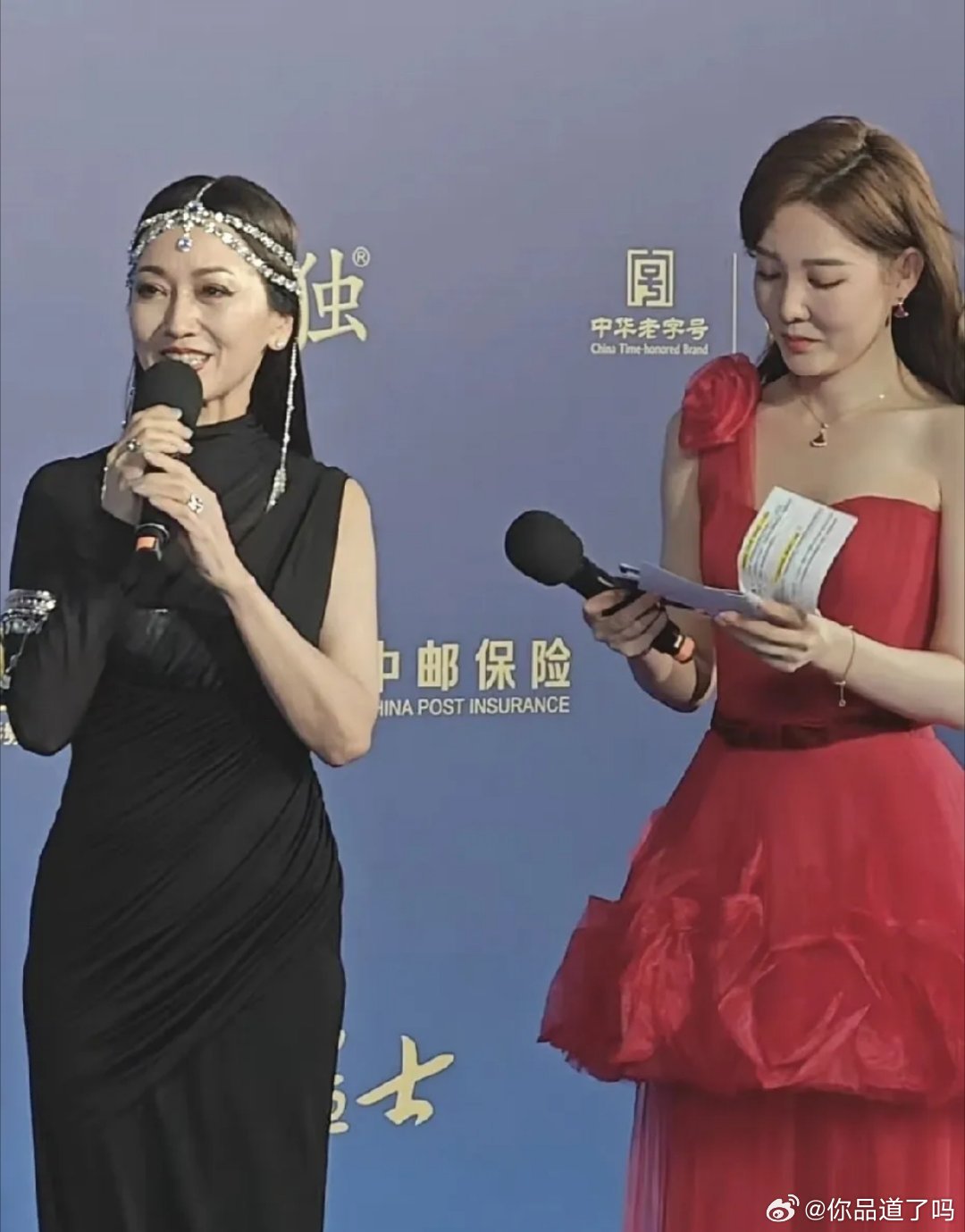 70多岁的赵雅芝站在30多岁的女主持人身边一点都没有年龄差比刘晓庆还要扛老，这保