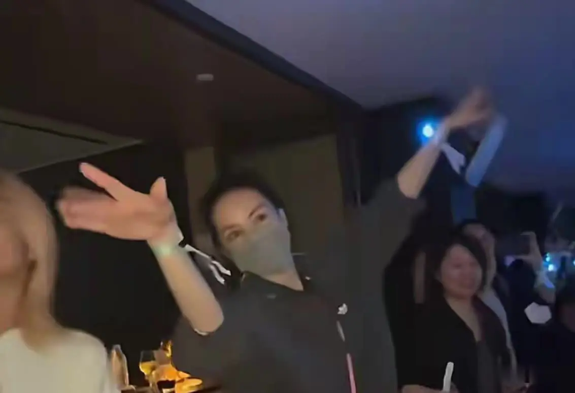 不知道为什么有许多人不喜欢王菲，总感觉她冷冷的，而且结婚离婚太随意。现在每一次刷