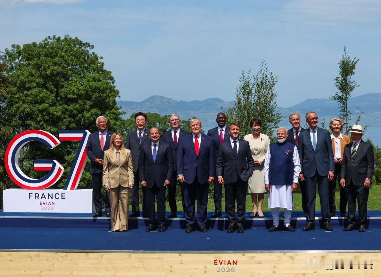 G7拍摄全家福今天凌晨，正在法国东部小镇埃维昂莱班举行的G7峰会拍摄了全家福。