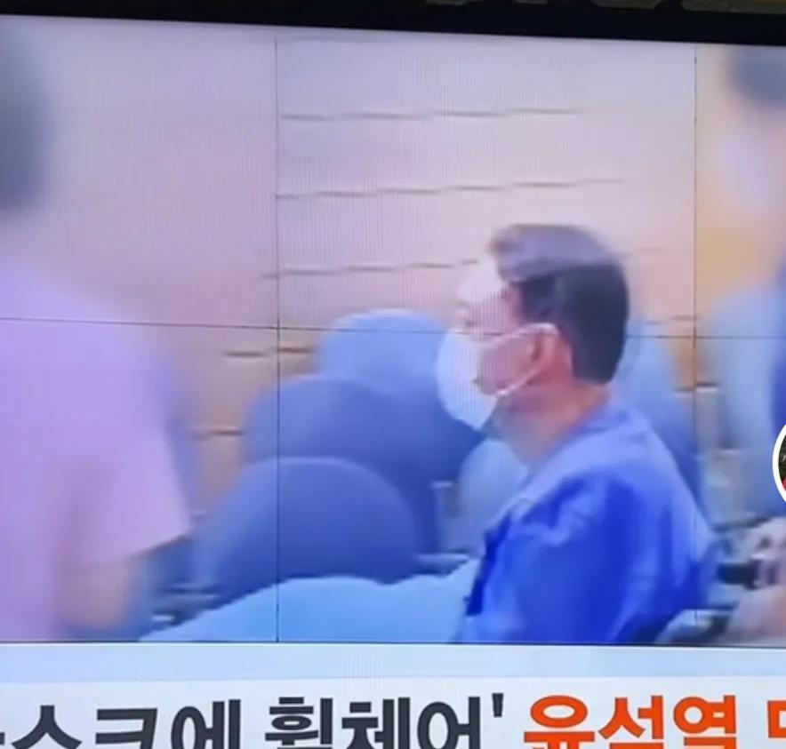 尹锡悦穿着囚服外出就医，他说自己的眼睛不舒服，旧疾复发，需要去医院看看。原来韩国