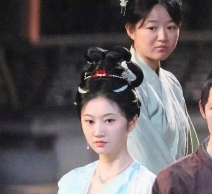 女群演看女主的这个眼神……很复杂啊?[滑稽笑]