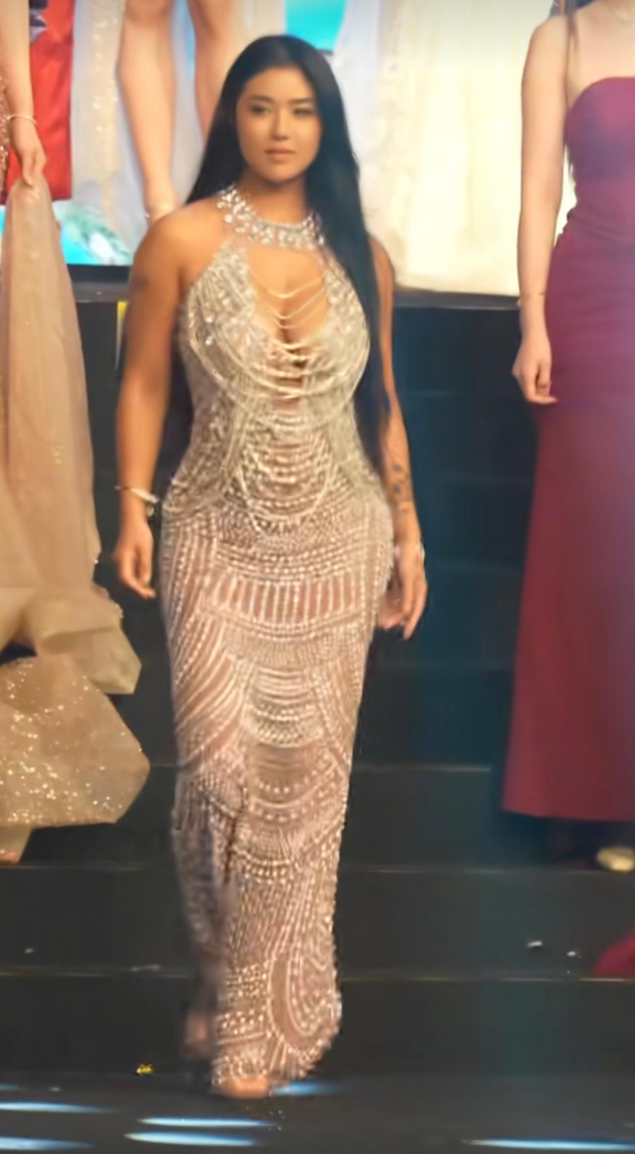 这次洲际小姐选美，彻底被香港冠军胡闹闹迷住了！健康高级的小麦肤