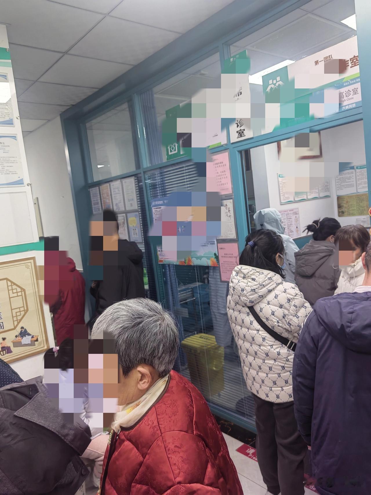 济南社区医院都被沦陷了，人满为患，小区楼下周围三个社区医院，平时看病非常方便，服