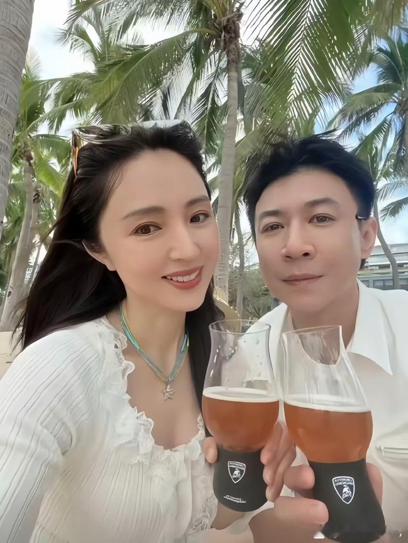 董璇和张维伊这婚结的，跟别人真不一样别人是先恋爱再结婚，他俩是先领证再谈恋爱。婚