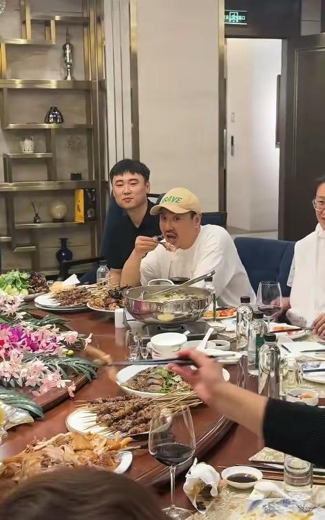 沈腾丰盛的聚餐，这一桌100元要的吧