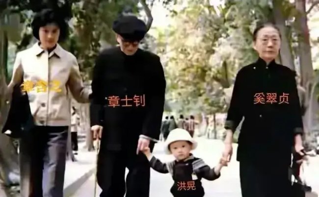 60年代，章含之和养父章士钊夫妇散步，一张温馨合影，父女情深