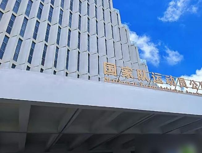 马龙又回队了，这次连王皓都出来接。 不是当教练，不是挂名顾问，就是回来当队员