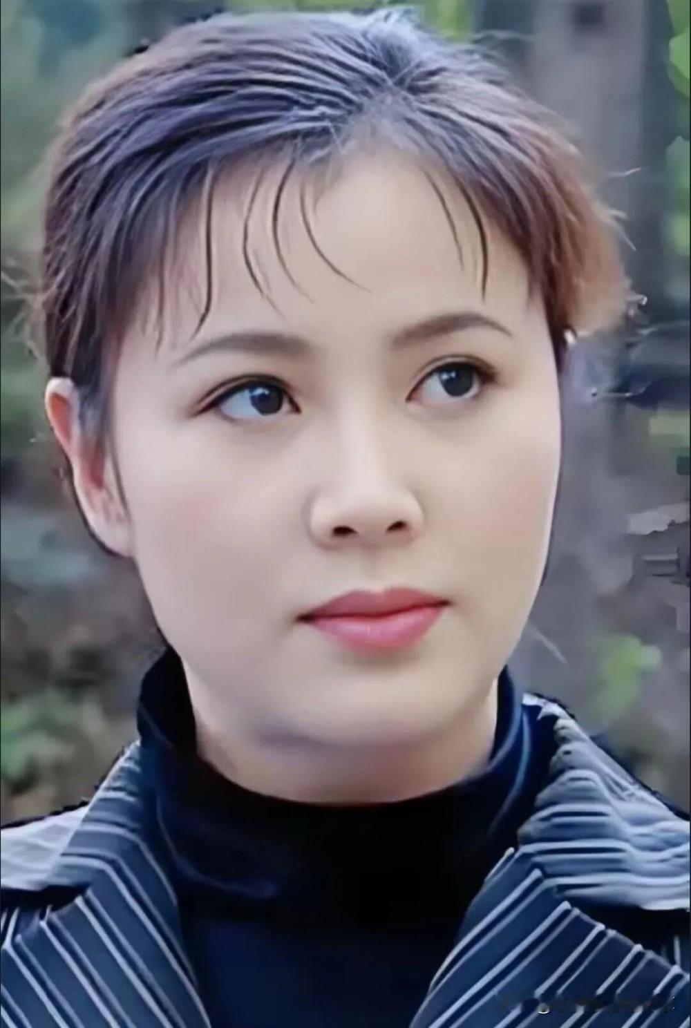 她好漂亮啊，留着小刘海，扎了个马尾，穿着比较简单，也能穿出气质不凡的高级感，端庄