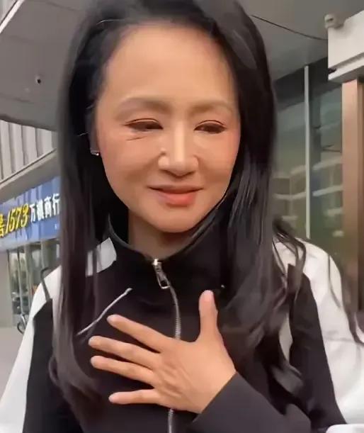 曹颖年龄也不大啊，这个年纪正是明星赛谁更年轻更美的时候，为何看着没有了姿韵，是没