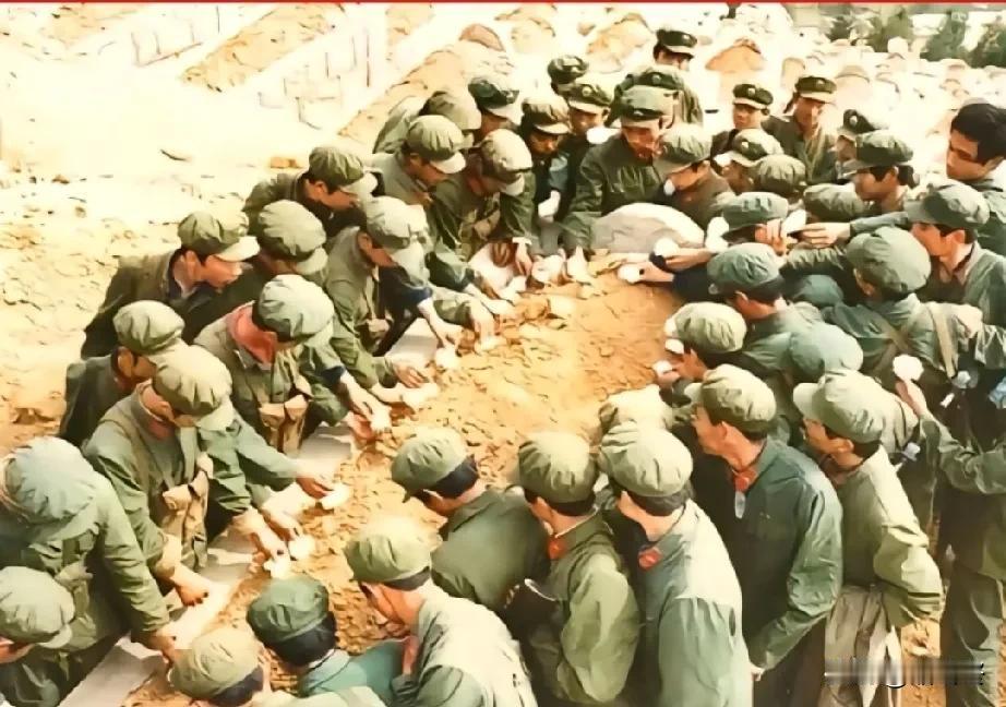 令人心酸的一幕！1984年9月13日，麻栗坡烈土陵园，第一侦察大队战士们为牺牲
