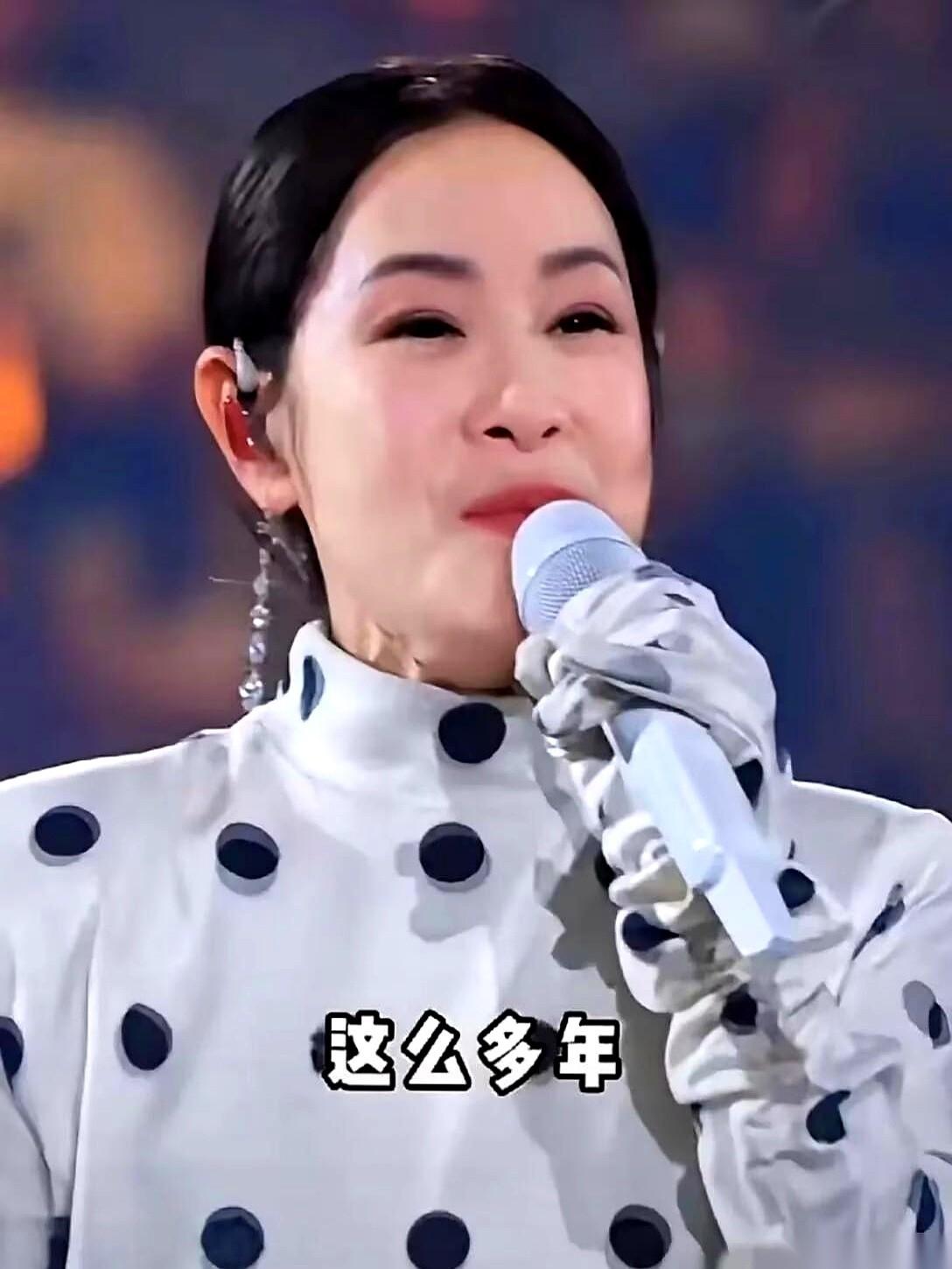 刷到刘若英演唱会的视频，我真的愣住了。那张脸……怎么说呢，紧是紧了，但感觉魂儿