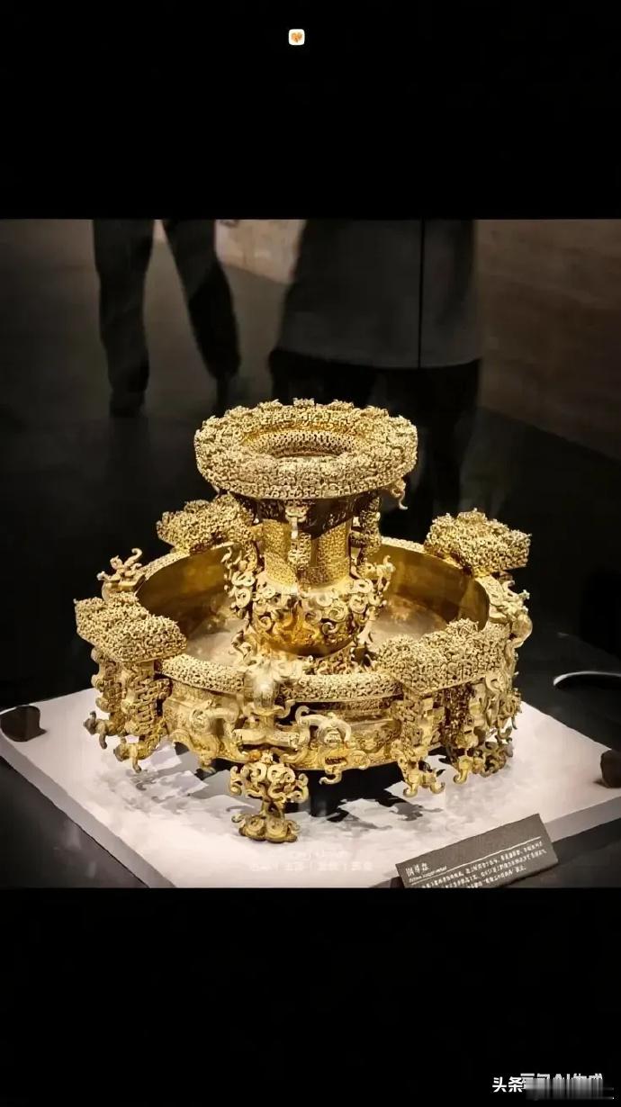 青铜器一开始原来是金色的原来青色不是青铜器的本色！时光慢慢改变了它的模样，最初