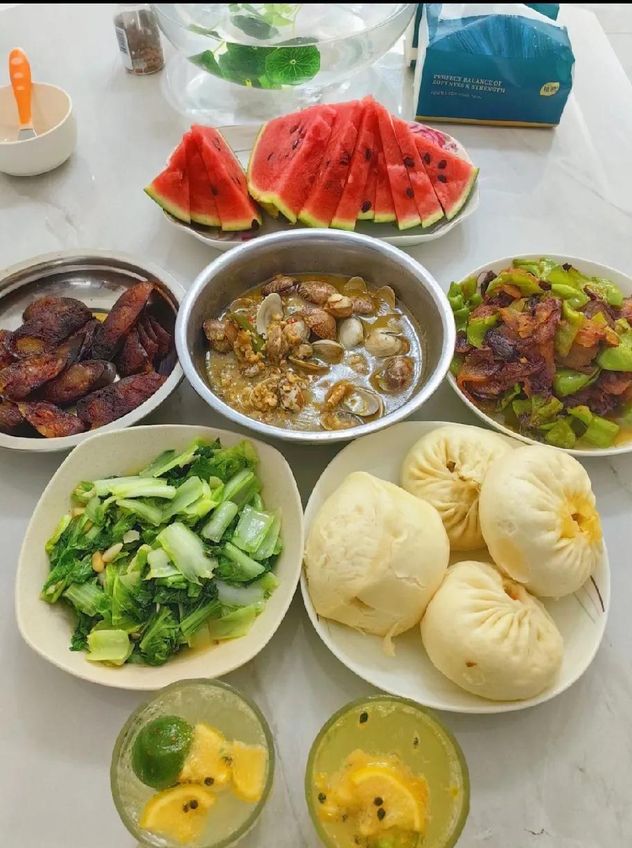 简单生活，少量饮食：长寿的秘密？近期发现，许多长寿老人生活极简，餐食简单且量