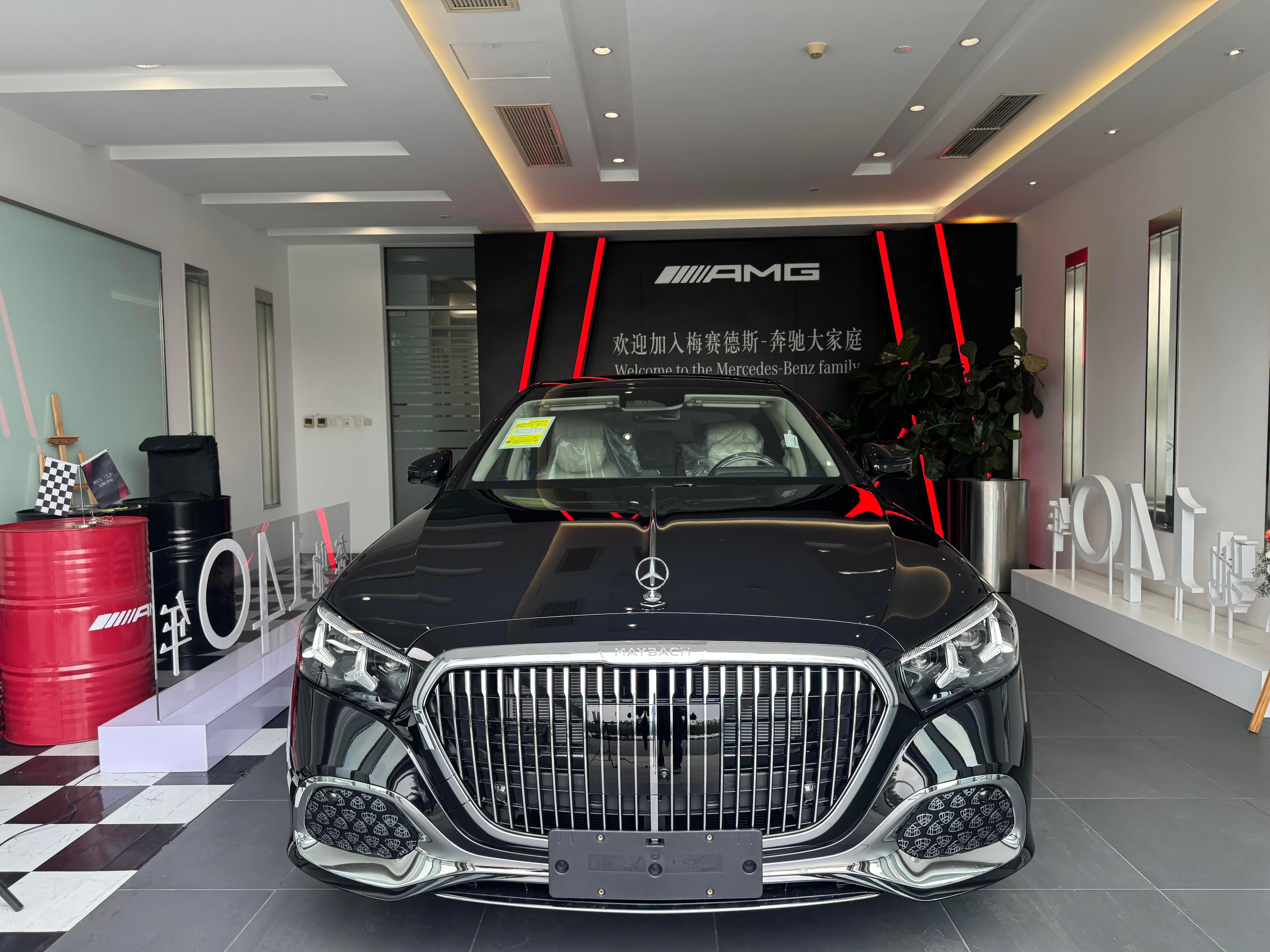 今天配兄弟去看全新迈巴赫s480807版本标配增加：10度后轮转向发光徽标发光格栅超联屏Maybac