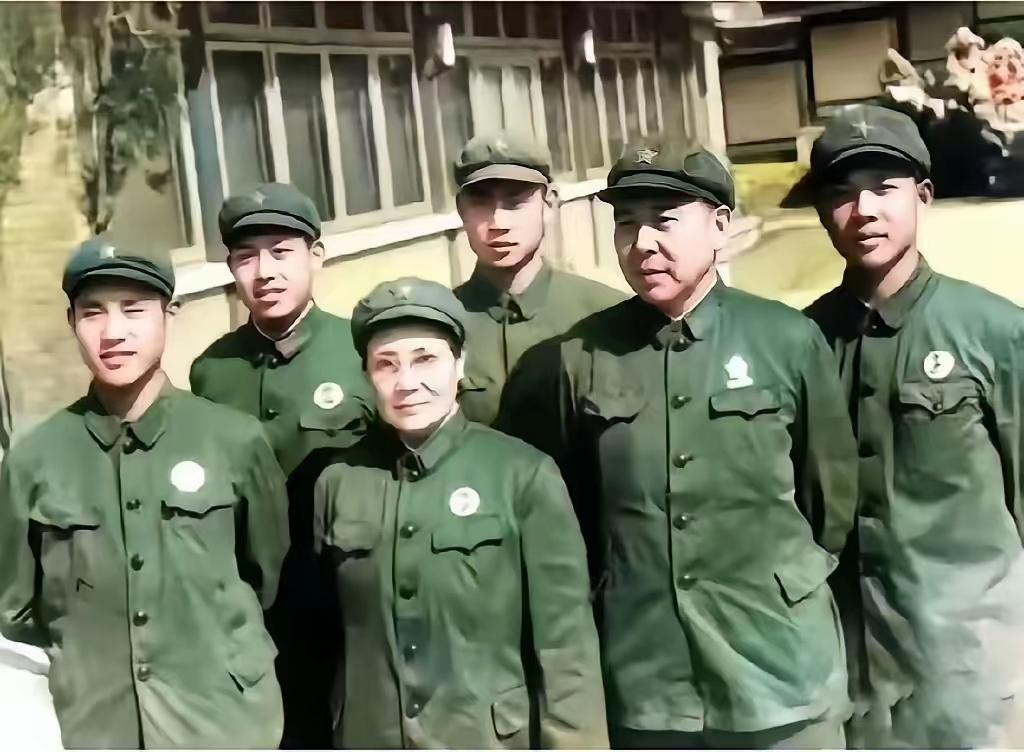 1965年，他与妻子项辉方及四子黄春光、黄春明、黄春耀、黄春义罕见同框，全家身着