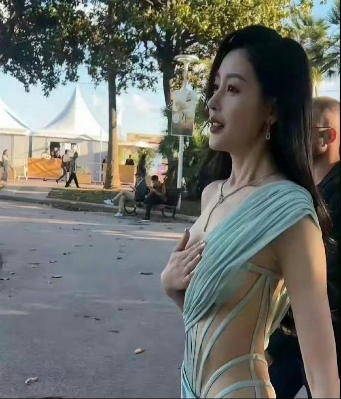 如果张天爱身上有一点多余的赘肉，她根本就驾驭不了这件衣服，这样看着都是一直在吸腹