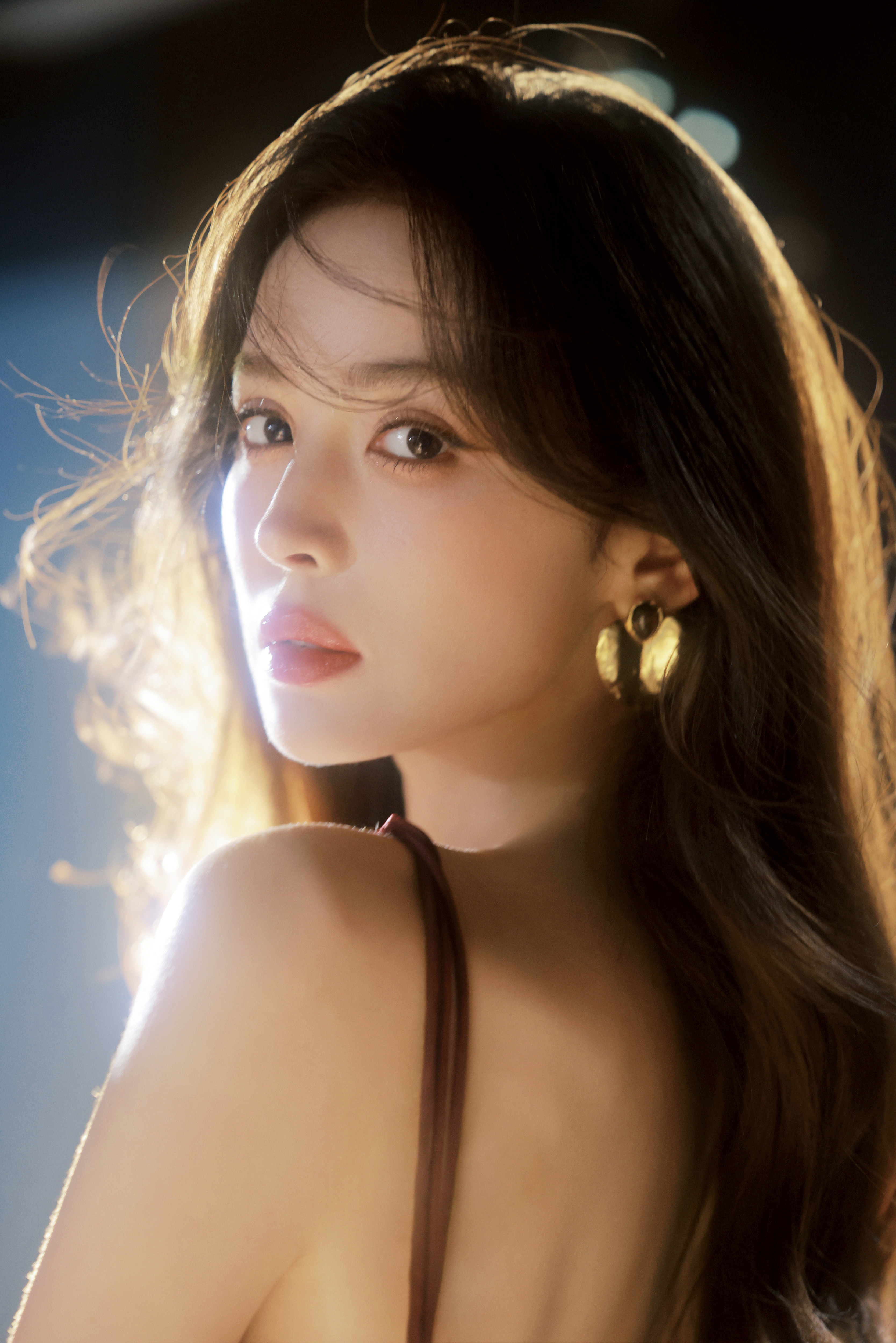 娜扎红玫瑰吊带裙 娜扎红玫瑰吊带裙大波浪造型，美神降临