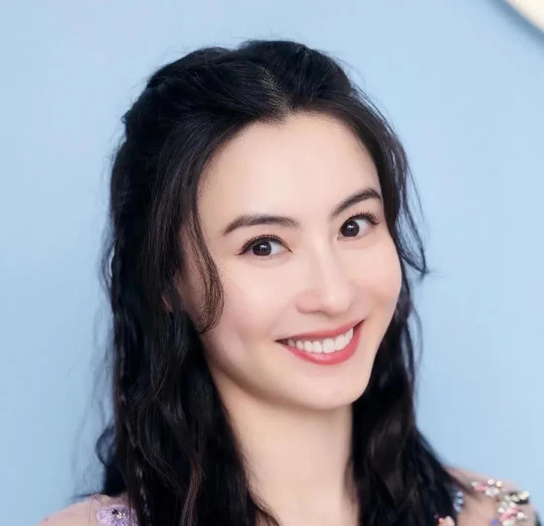 究竟是什么样的孽缘呀？谢霆锋演唱会上高调示爱，没想到张柏芝却在社交平台疯