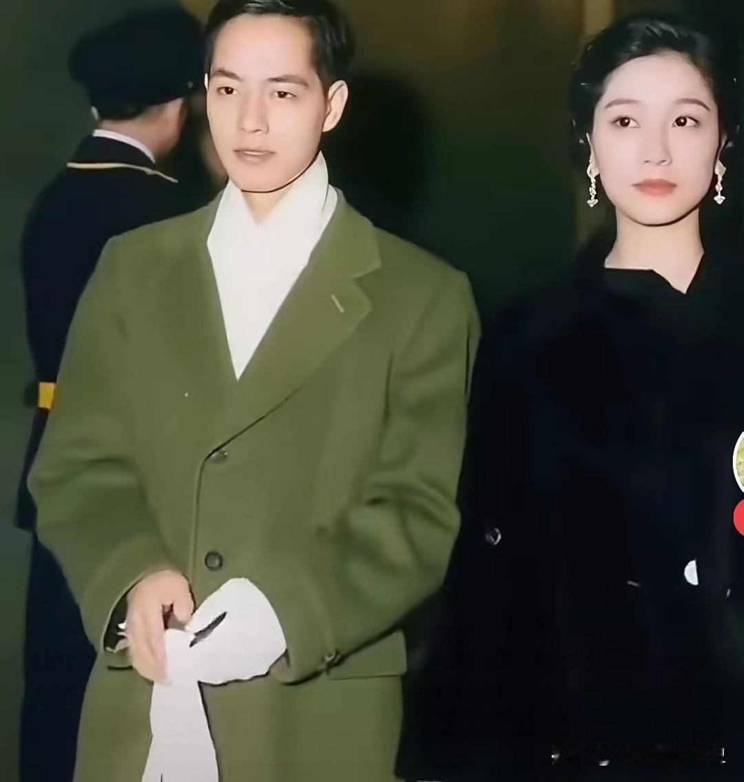 这张弥足珍贵的老照片，定格了诺贝尔物理学奖得主李政道与夫人秦惠䇹的优雅时刻。那