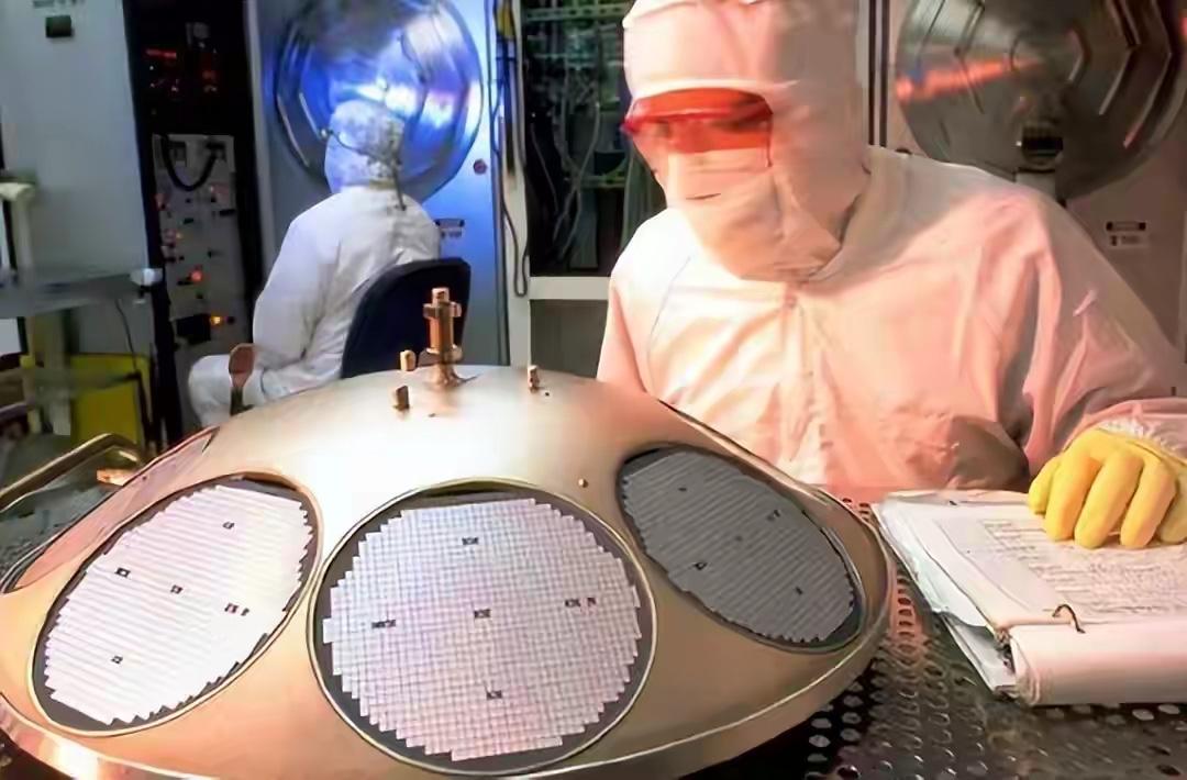 美国的阳谋：等中国的光刻机坏掉，就无法制造高端芯片了美国和中国在芯片领域掰手腕