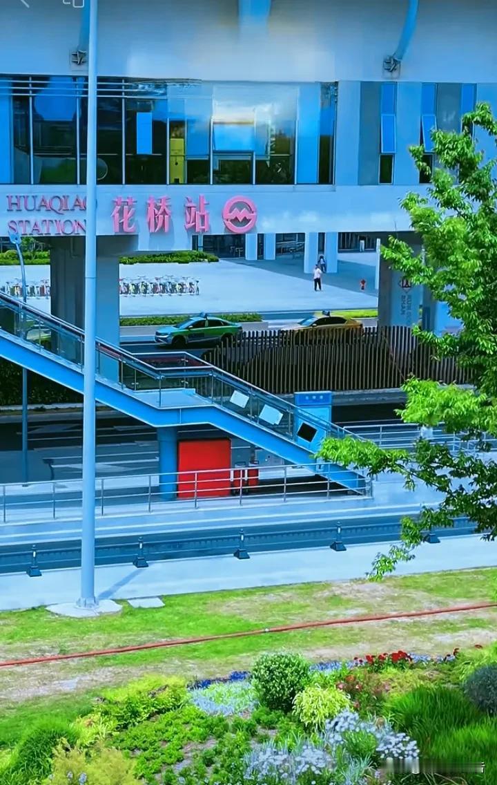 昆山花桥镇是幸运的，在上海和苏州两地的支持下，昆山花桥镇成了全国第一个通上跨省地