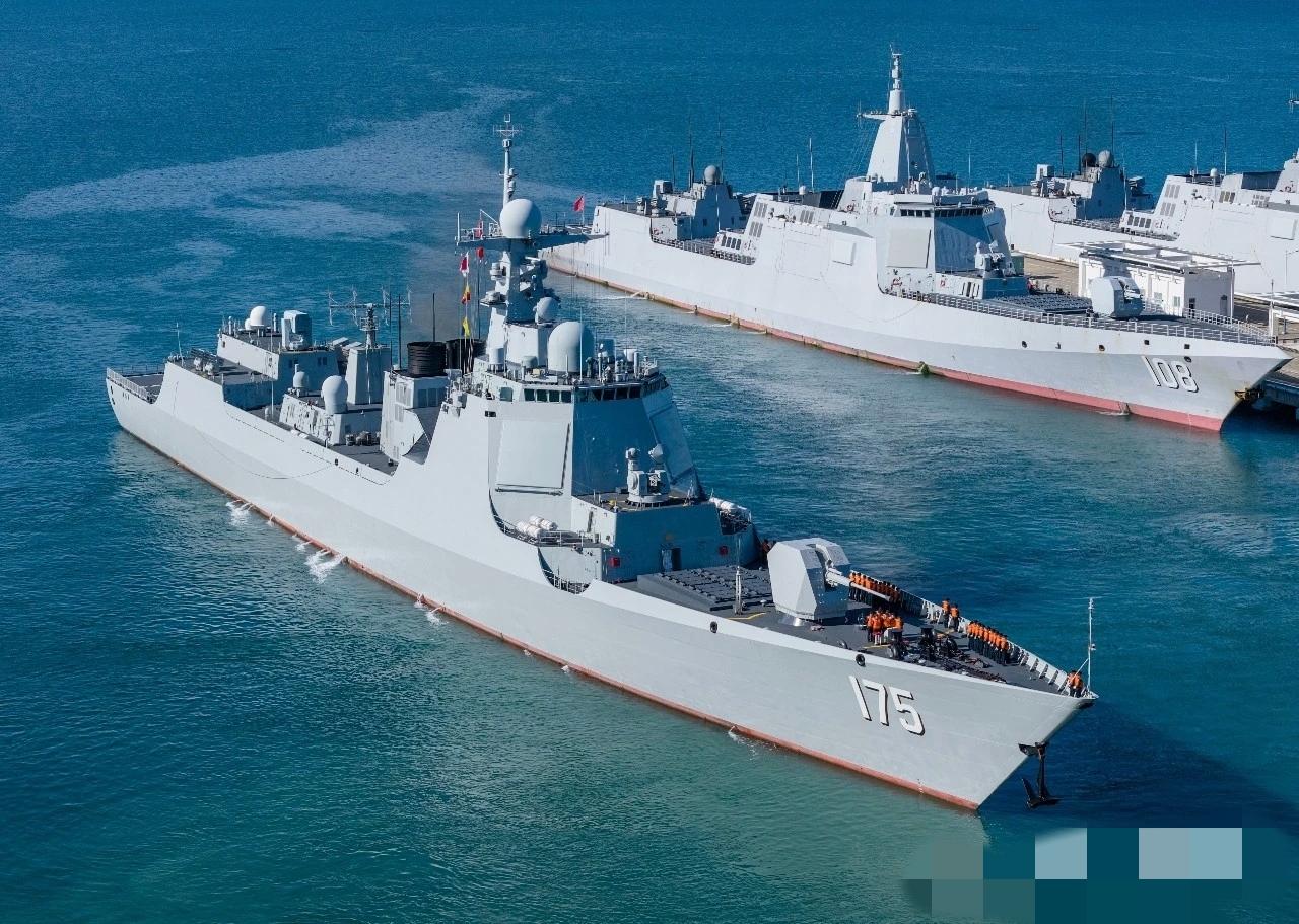这取景，这角度，可以把055导弹驱逐舰拍成052D改进版[捂脸哭]