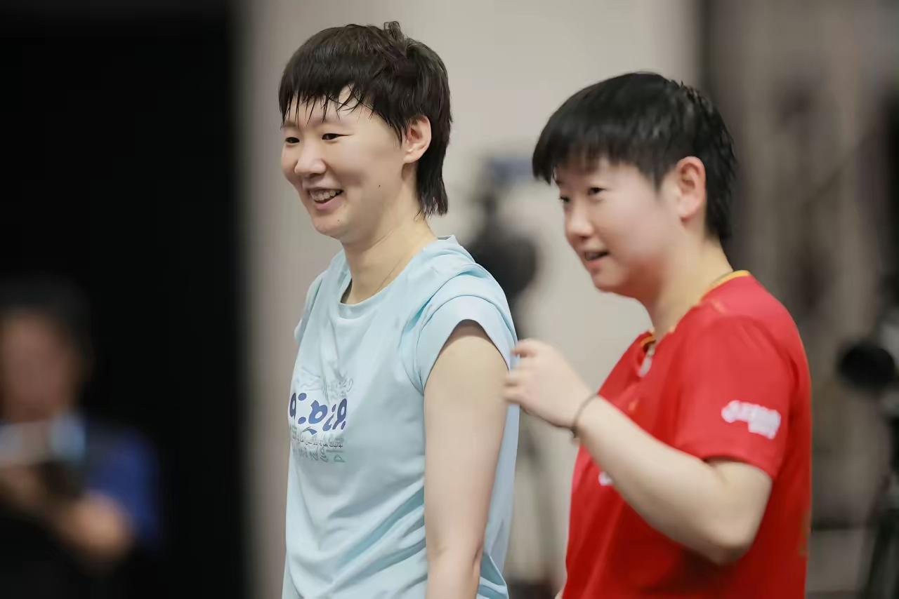 曼昱被莎莎惹得笑不活啦！莎莎：曼姐，你瞧那个小帅哥(非印度人)盯着你，眼睛都不