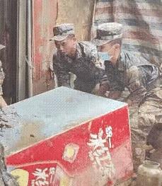 7月12日，广西南宁，一个刚入伍不到4个月的05后新兵李晓康，在清淤搬动冰柜时，