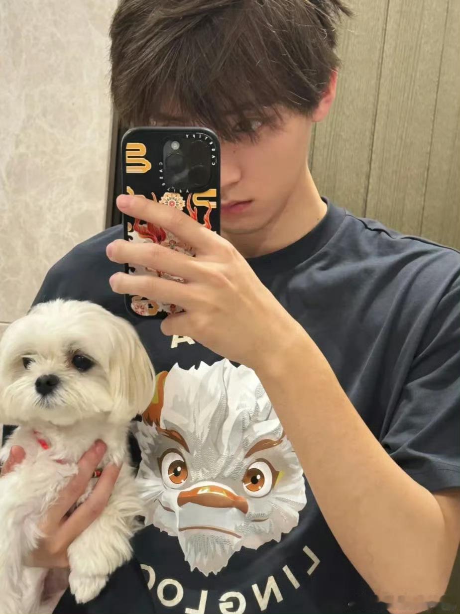 周翊然撒狗粮撒到我的心巴上周翊然和狗狗互动太温柔了，这侧颜和专注眼神真的绝，这狗