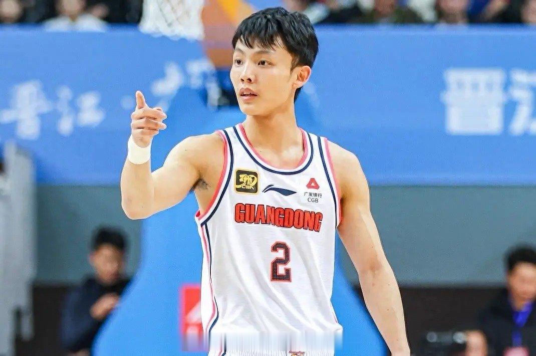 创造新的篮球历史，中国球员徐杰在对阵澳洲球队的热身赛中打出史诗级表现，他全场独得