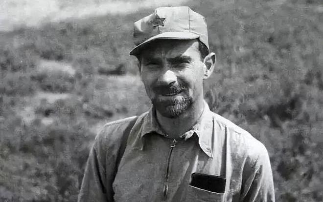 1939年，白求恩正在吃早餐的镜头，很朴素，没有享受任何特殊待遇。这张老照