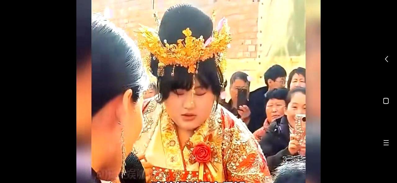 身价千万的大衣哥，把26岁女儿嫁给了月薪三千的邻村小伙。婚礼就在自家小院办