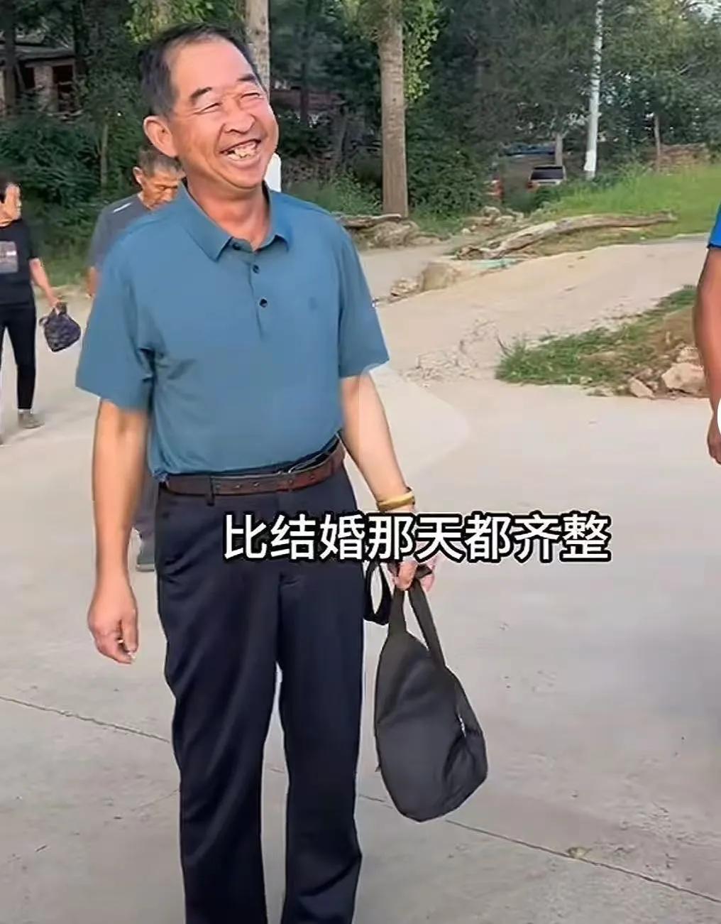 李福贵做了一个大胆决定，要带全村老人免费去旅游！可是很多人知道后，劝说李富贵别去
