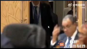 要不说女人还是虚荣啊。就是去个G20也能为穿什么衣服迟到开会，还整整迟到一个